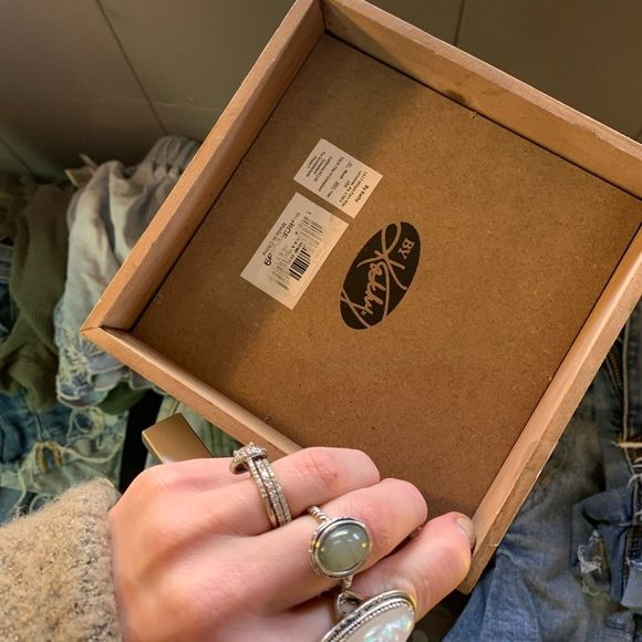 BEST FRIEND Farmhouse Wooden Tiny Decor Sign - Picture 4 of 4